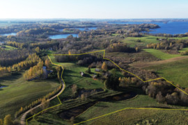 Parduodama autentiška sodyba Anykščių r. sav., Skiemonių sen., Mačionių k., Plepiškių g. – rami, gam