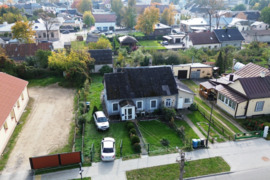 Parduodamas sublokuotas, vieno aukšto medinis namas Ukmergėje, P. Cvirkos g., strategiškai patogioje