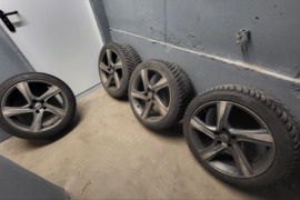 R18 padangos žieminės dygliuotos Goodyear UltraGrip Arctic 225/45 (2016 m.) ir Ratlankiai 18x8J Volv