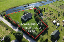PARDUODAMAS SKLYPAS SU DIDELE PIRTIMI PRIE NEVĖŽIO UPĖS esančiu Anykščių r. sav., Traupio miestelyje