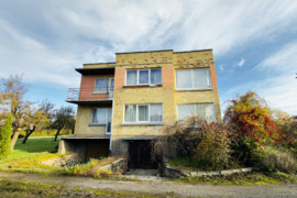 Ramioje Žemdirbių gatvėje, Vinkšnėnų kaime parduodama namo dalis 105 kv. m. su žemės sklypu