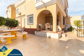 Namas su bendru baseinu, Alicante provincijoje, Orihuela Costa mieste. 4 kambariai | 89 m² | 600 met