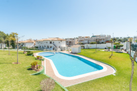 Saulėtas žemutinio aukšto kotedžas