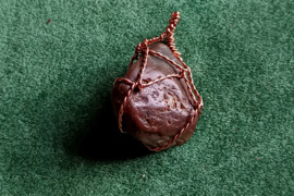 Mano rankų darbo titnago dviejų spalvų žalios ir rudos amuletas- pakabukas apipintas variu