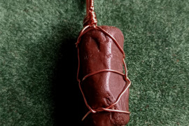 Titnago rudos spalvos amuletas pakabukas apipintas  variu