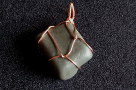 Titnago amuletas pakabukas apipintas perpintu variu žalios spalvos