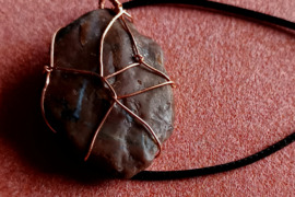 Vienetinis rankų darbo titnaginis rudos spalvos amuletas pakabukas