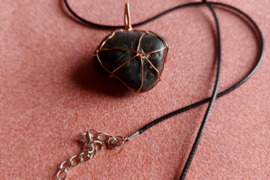 Mano rankų darbo pakabukas amuletas juodo titnago