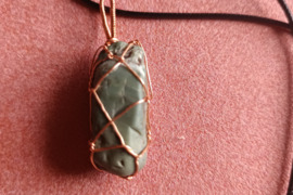 Žalios spalvos titnago pakabukas amuletas apipintas variu