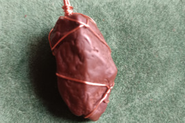 Rudos spalvos titnago pakabukas amuletas apipintas variu pagamintas mano rankų