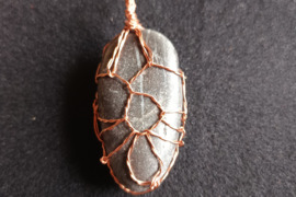 Rankų darbo akmuo pakabukas amuletas apipintas perpintu variu pilkai baltos spalvos 