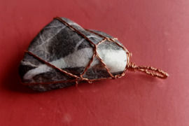 Mano rankų darbo pakabukas amuletas apipintas perpintu variu pilkai baltos spalvos