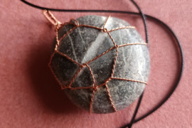 Vienetinis rankų darbo pakabukas amuletas apipintas perpintu variu pilkai baltos spalvos natūraliai 