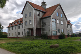 Pastatas Kretingos raj. Kurmaičių k. Mokyklos g.  Bendras plotas 1884,73 kv.m. 41,84 arai