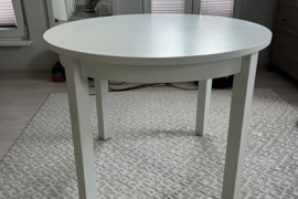 Baltas, medžio masyvo stalas