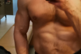 Simpatiškas, tamsiaplaukis susipažintų