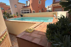 Vila su bendru baseinu, Alicante provincijoje, Orihuela Costa mieste. 4 kambariai | 125 m² | 2 kilom