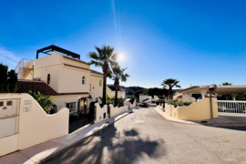 Erdvi vila šalia golfo laukų