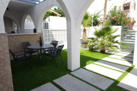 Parduodamas išskirtinio dizaino pilnai renovuotas vienaukštis namas Playa del Cura, Torrevieja, Ispa