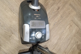 Miele dulkių siurblys 1800w,naujas maišelis,traukia gerai