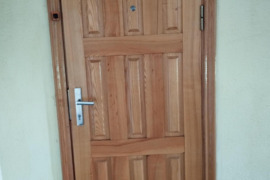 Dvigubos uosinės (buto) durys. (Pigiau) Su stakta, su spyna, su rankena ir yra akutė.