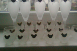 Rūgštinto stiklo gražus servizas-taurės