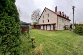 PARDUODAMAS 5 KAMBARIŲ, 116,42 KV. M. BUTAS SU MANSARDA MEŠKUČIŲ KAIME !