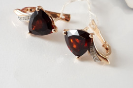 Auskarai su granatais