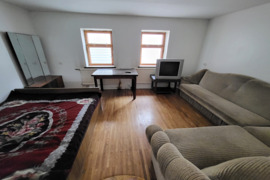 Parduodama mūrinio namo dalis su didele žemės valda ir papildomu sklypu Neries g., Naujamiesčio mies