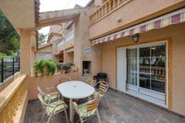 Erdvus kotedžas su stogo terasa