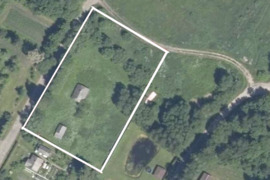 Jiezno mieste ramioje gražioje vietoje senas rąstinis namas su dideliu sklypu