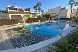 Renovuotas apartamentas su bendru baseinu, Alicante provincijoje, Orihuela Costa mieste. 3 kambariai