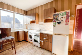 Vos kelios minutės iki centro, parduodamas 2 – jų kambarių butas su virtuve renovuotame name, Radvil