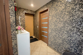 Parduodamas erdvus 57,05 kv. m butas Pakruojyje, renovuotame daugiabutyje, Saulėtekio g. 40. Butas š