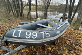 PARDUODAMA: Pripučiama valtis BUSH SKATE S-380 su 8 AG keturtakčiu varikliu Hidea ir priekaba