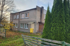 Netoli jūros 2 k butas su patogumais 43kv ,ūkinis ,sodas , daržas - vagonėlio kaina