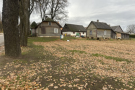 Didelis sklypas su statiniais miesto centre