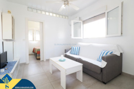 Studija su bendru baseinu, Alicante provincijoje, Torrevieja mieste, Playa de los N?ufragos rajone. 