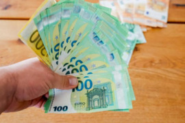 Kiekvienas, norintis gauti paskolą.