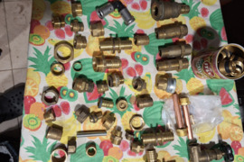 Parduodamos santechnės jungtys, alkūnės, perėjimai, nipeliai,  prailgintojai iš bronzos ir chromo, e