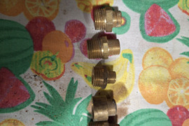 Parduodami žalvariniai nipeliai.