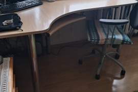 Darbo stalas su išvažiuojančia dalimi klaviatūrai