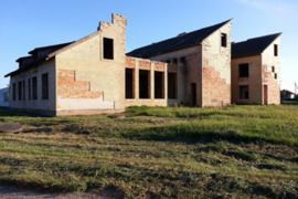 Parduodamas 980 kv. m. bendro ploto neįrengtas pastatas su žemės sklypu