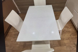 Valgomojo stalas ir kedes