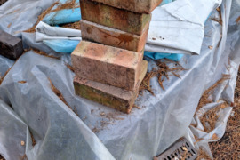 Parduodamos karščiui atsparios raudonos plytos.