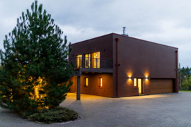 Parduodamas pilnai įrengtas (su baldais ir buitine technika) keturių kambarių 213 kv.m. namas kartu 