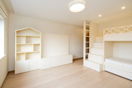 Parduodamas pilnai įrengtas (su baldais ir buitine technika) keturių kambarių 213 kv.m. namas kartu 