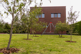 Parduodamas pilnai įrengtas (su baldais ir buitine technika) keturių kambarių 213 kv.m. namas kartu 