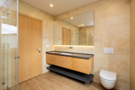 Parduodamas pilnai įrengtas (su baldais ir buitine technika) keturių kambarių 213 kv.m. namas kartu 