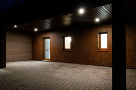 Parduodamas pilnai įrengtas (su baldais ir buitine technika) keturių kambarių 213 kv.m. namas kartu 